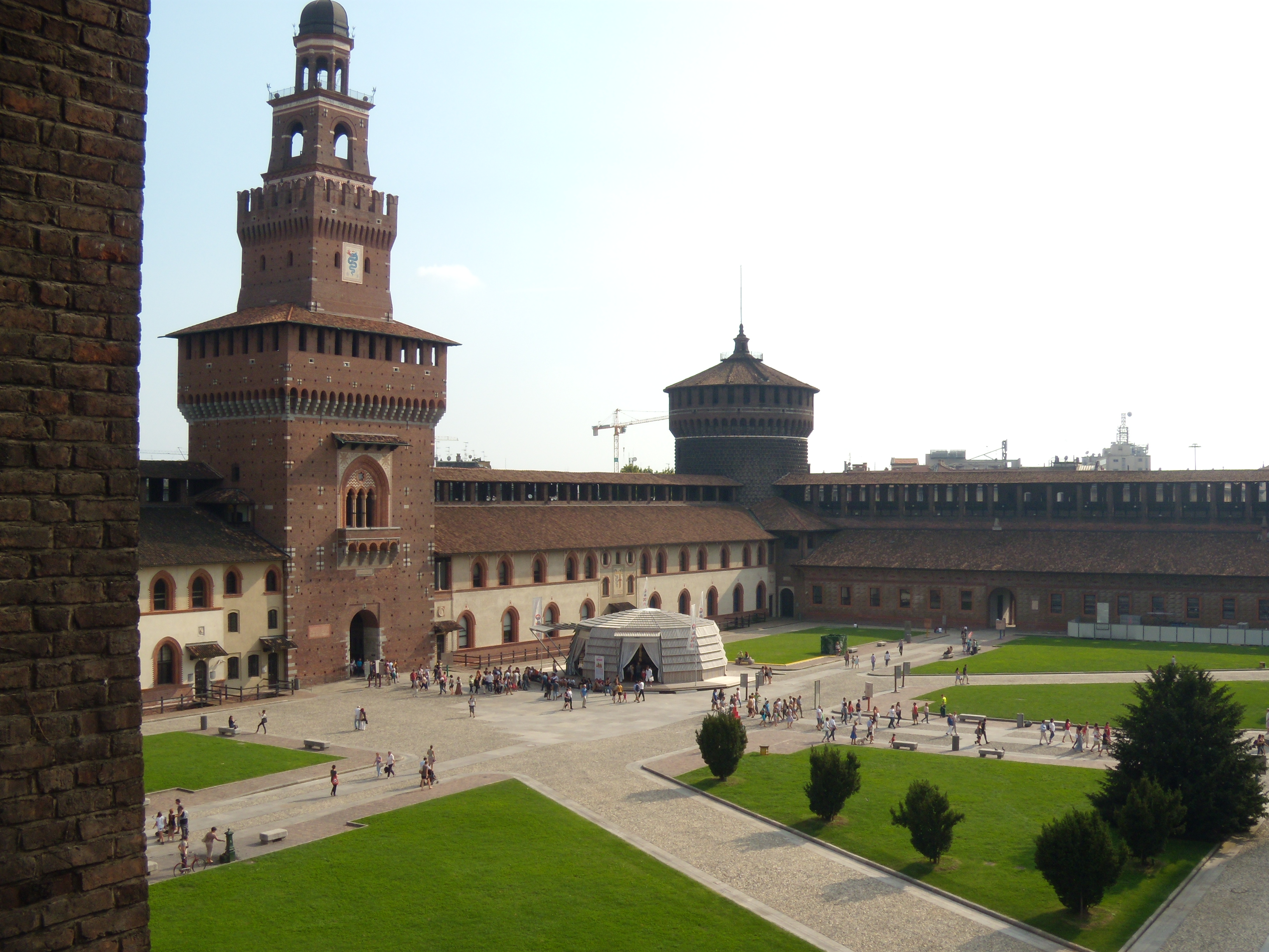 File:Castello Sforzesco Corte Maggiore.jpg